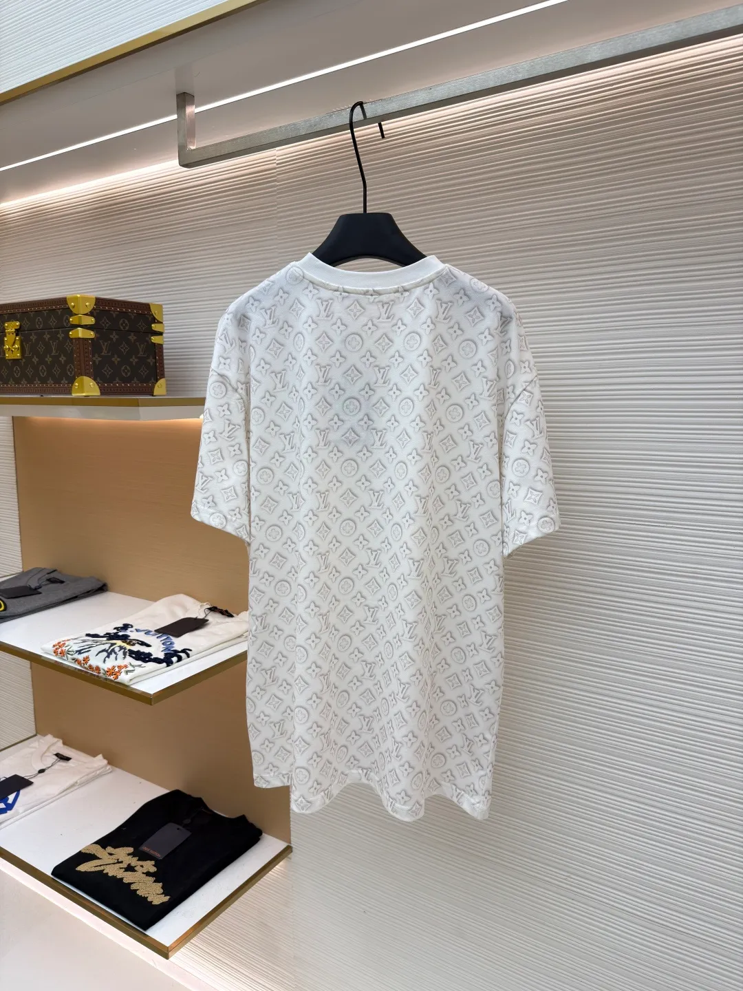 LOUIS VUITTON All-over printed presbyopic short-sleeved T-shirt ●Item No.: 1681546-A15 ●Material: 100% cotton ●Technology: Printing ●Color: White ●Version: Fitted version ●Weight: about 265 grams ●Size: The fabric has been specially treated to present a delicate concave and convex texture. Every letter and pattern is clear and three-dimensional, with a rich touch. The round neck design fits the neck line, the tailoring is neat, and the overall silhouette is simple and elegant. The jacquard process integrates the pattern and fabric through precise weaving control, which not only maintains the visual layering, but also ensures wearing comfort. The stitching on the body is even and neat, about 12 stitches per inch, ensuring a solid structure and not easily deformed. The hem and cuffs are smooth and neat, and the edges are clean and neat, reflecting the exquisite craftsmanship of clothing. The overall design is low-key yet luxurious, combining classic presbyopic elements with modern tailoring, which is not only suitable for daily wear, but also demonstrates quality and taste in the details. The overall wiring is straight and delicate, the fabric is comfortable and soft, and the color is consistent without color difference. It can be matched with the same style to create a fashionable look and control various occasions. Customized accessories, complete with three standards, same style for men and women!